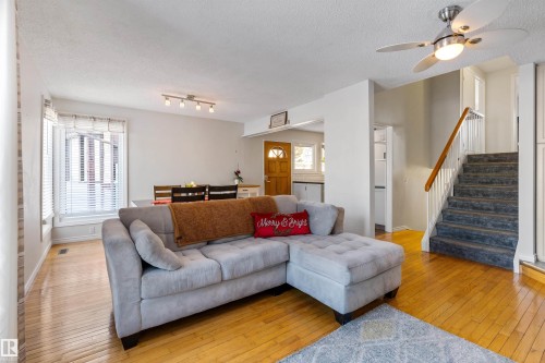 2707 138 Avenue, Edmonton, AB - Indoor Photo Showing Living Room