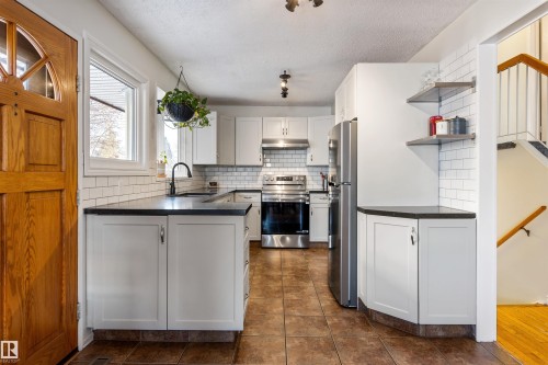 2707 138 Avenue, Edmonton, AB - Indoor Photo Showing Kitchen With Stainless Steel Kitchen With Upgraded Kitchen