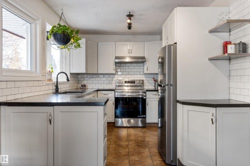 2707 138 Avenue, Edmonton, AB - Indoor Photo Showing Kitchen With Stainless Steel Kitchen With Upgraded Kitchen