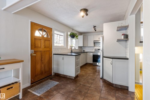 2707 138 Avenue, Edmonton, AB - Indoor Photo Showing Kitchen