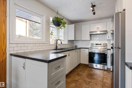 2707 138 Avenue, Edmonton, AB - Indoor Photo Showing Kitchen With Stainless Steel Kitchen With Upgraded Kitchen