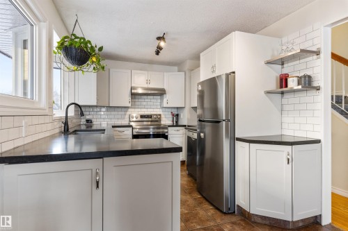 2707 138 Avenue, Edmonton, AB - Indoor Photo Showing Kitchen With Stainless Steel Kitchen