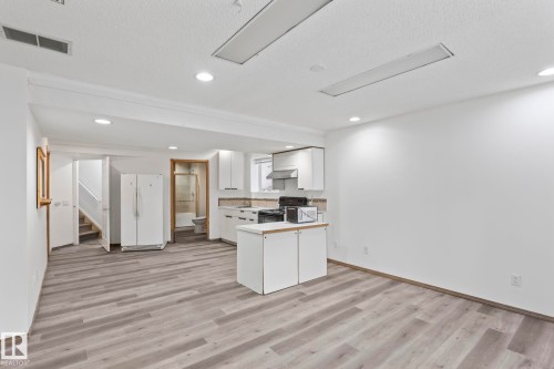 1204 Kane Wynd, Edmonton, AB - Indoor Photo Showing Kitchen