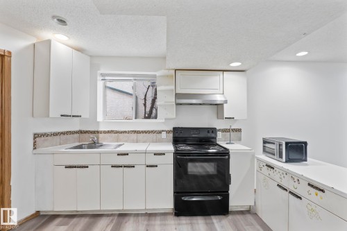 1204 Kane Wynd, Edmonton, AB - Indoor Photo Showing Kitchen