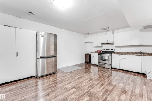 2812 15 Street, Edmonton, AB - Indoor Photo Showing Kitchen