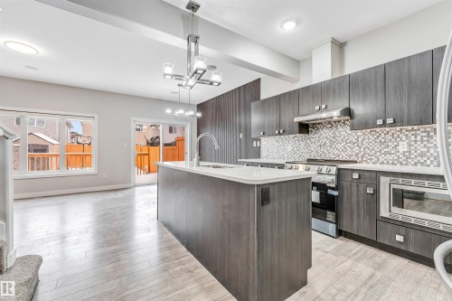 2812 15 Street, Edmonton, AB - Indoor Photo Showing Kitchen With Upgraded Kitchen