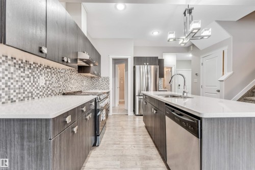 2812 15 Street, Edmonton, AB - Indoor Photo Showing Kitchen With Upgraded Kitchen
