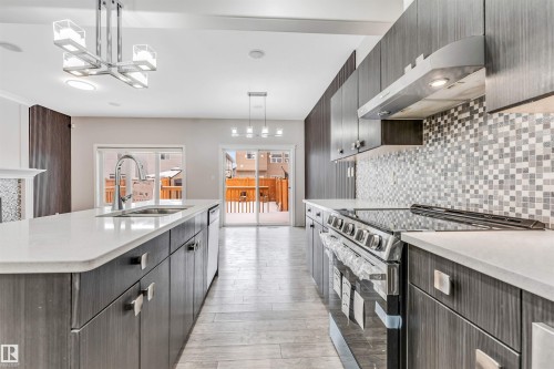 2812 15 Street, Edmonton, AB - Indoor Photo Showing Kitchen With Upgraded Kitchen
