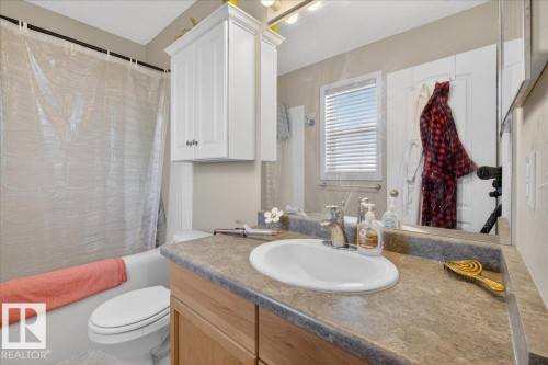 1921 Garnett Way, Edmonton, AB - Indoor Photo Showing Bathroom