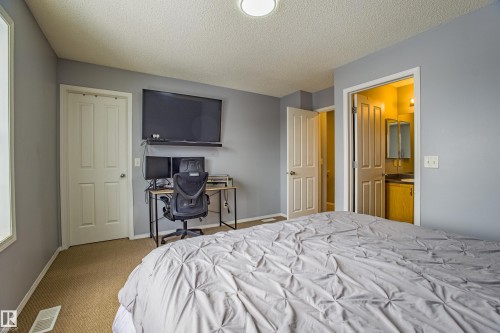 7312 19A Avenue, Edmonton, AB - Indoor Photo Showing Bedroom