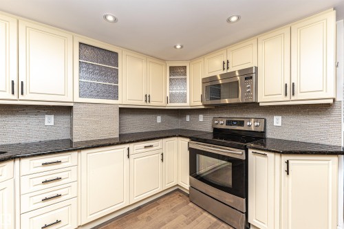 501 11503 100 Avenue, Edmonton, AB - Indoor Photo Showing Kitchen With Upgraded Kitchen