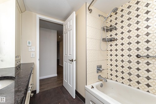 501 11503 100 Avenue, Edmonton, AB - Indoor Photo Showing Bathroom