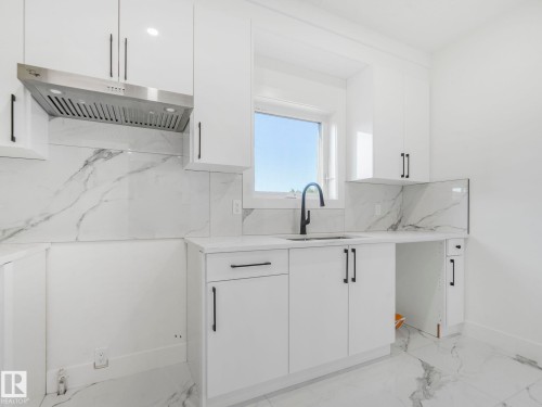 715 165 Avenue, Edmonton, AB - Indoor Photo Showing Kitchen