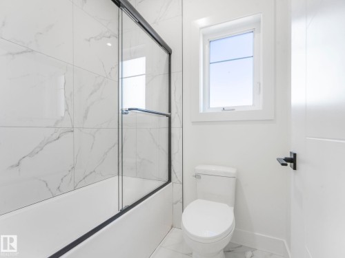 715 165 Avenue, Edmonton, AB - Indoor Photo Showing Bathroom