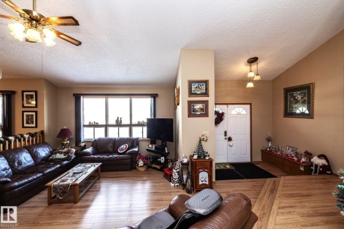 57524 Range Road 270, Rural Westlock County, AB - Indoor Photo Showing Living Room