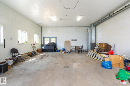 2520 116 Street, Edmonton, AB - Indoor Photo Showing Garage