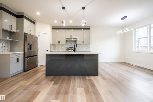 5720 176 Avenue, Edmonton, AB - Indoor Photo Showing Kitchen With Upgraded Kitchen