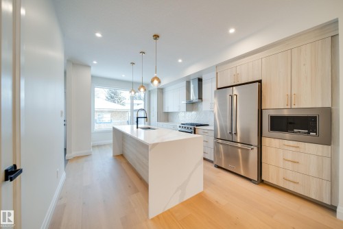 10649 81 Street, Edmonton, AB - Indoor Photo Showing Kitchen With Upgraded Kitchen