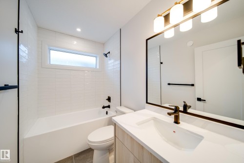 10649 81 Street, Edmonton, AB - Indoor Photo Showing Bathroom