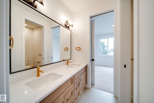 6003 111 Avenue, Edmonton, AB - Indoor Photo Showing Bathroom