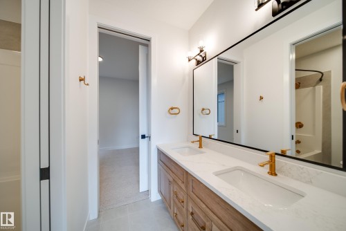 6003 111 Avenue, Edmonton, AB - Indoor Photo Showing Bathroom