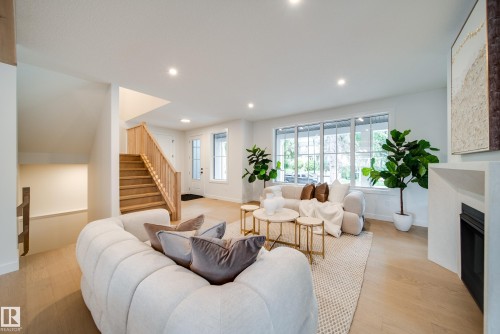 6003 111 Avenue, Edmonton, AB - Indoor Photo Showing Living Room