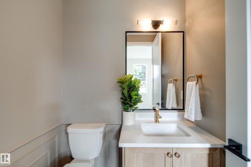 6003 111 Avenue, Edmonton, AB - Indoor Photo Showing Bathroom