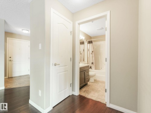 7330 7327 South Terwillegar Drive, Edmonton, AB - Indoor