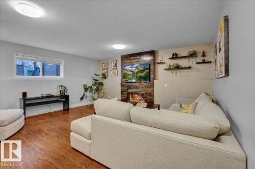 1144 Wedgewood Boulevard, Edmonton, AB - Indoor Photo Showing Living Room