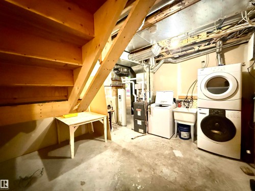 1641 Towne Centre Boulevard, Edmonton, AB - Indoor Photo Showing Laundry Room