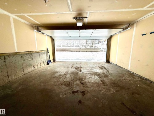 1641 Towne Centre Boulevard, Edmonton, AB - Indoor Photo Showing Garage