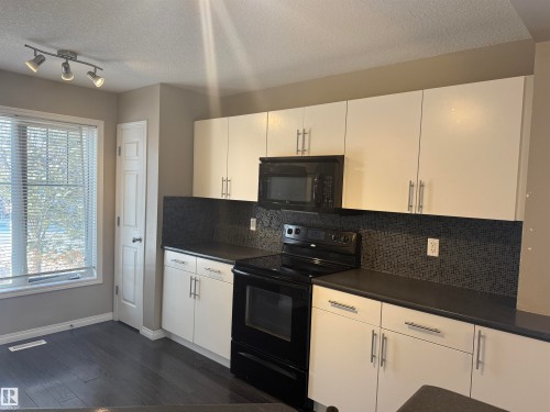 1641 Towne Centre Boulevard, Edmonton, AB - Indoor Photo Showing Kitchen