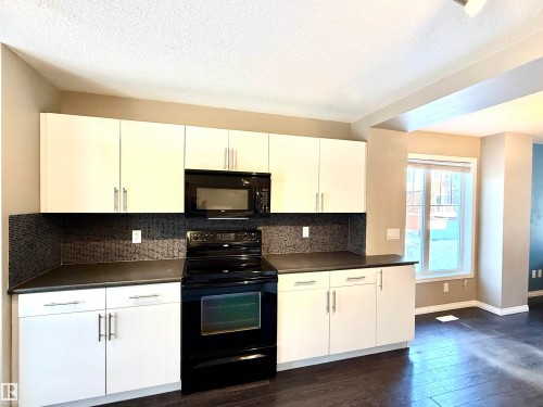 1641 Towne Centre Boulevard, Edmonton, AB - Indoor Photo Showing Kitchen