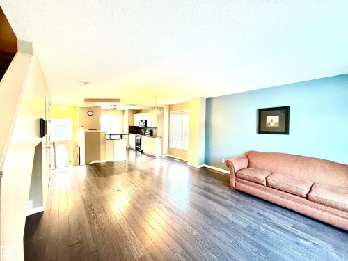 1641 Towne Centre Boulevard, Edmonton, AB - Indoor Photo Showing Living Room
