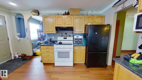 4710 56 Avenue, Bruderheim, AB - Indoor Photo Showing Kitchen
