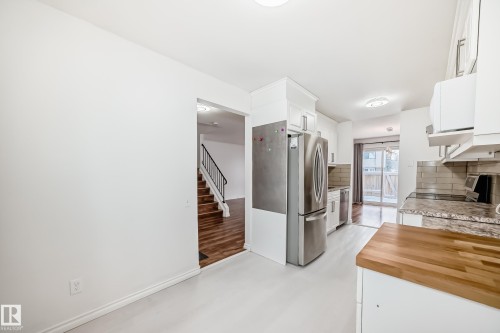 2 Grandin Village, St. Albert, AB - Indoor Photo Showing Kitchen