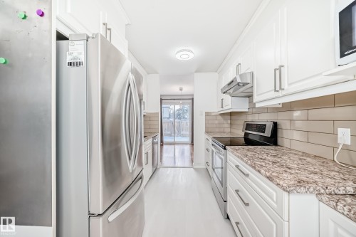 2 Grandin Village, St. Albert, AB - Indoor Photo Showing Kitchen With Upgraded Kitchen