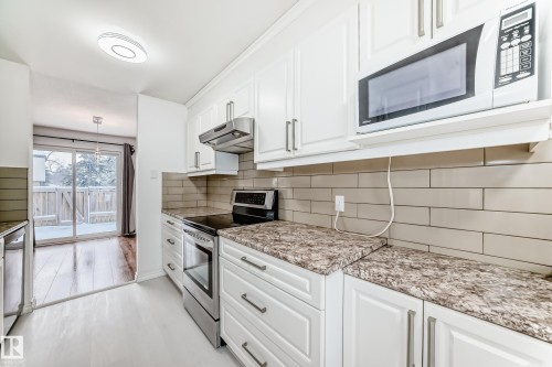 2 Grandin Village, St. Albert, AB - Indoor Photo Showing Kitchen With Upgraded Kitchen