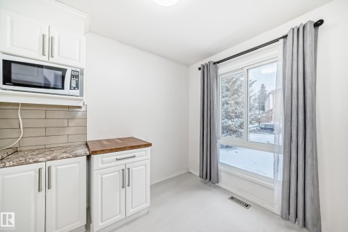 2 Grandin Village, St. Albert, AB - Indoor Photo Showing Kitchen