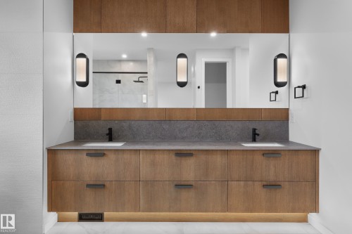 8318 120 Street, Edmonton, AB - Indoor Photo Showing Bathroom