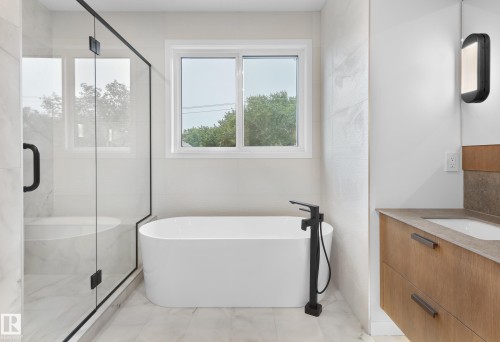 8318 120 Street, Edmonton, AB - Indoor Photo Showing Bathroom