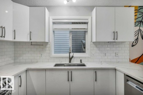 2812 40A Avenue, Edmonton, AB - Indoor Photo Showing Kitchen With Upgraded Kitchen