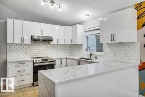 2812 40A Avenue, Edmonton, AB - Indoor Photo Showing Kitchen With Upgraded Kitchen