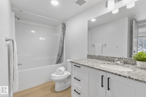 114 9504 182 Street, Edmonton, AB - Indoor Photo Showing Bathroom