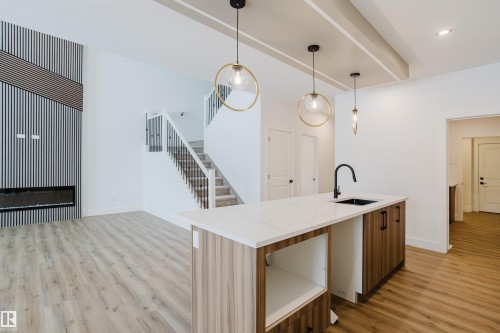 709 Elderberry Close, Edmonton, AB - Indoor Photo Showing Kitchen