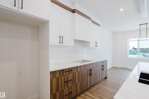 709 Elderberry Close, Edmonton, AB - Indoor Photo Showing Kitchen