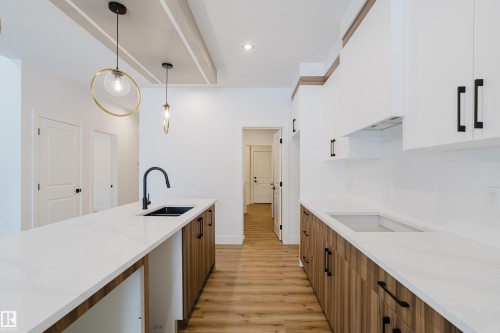 709 Elderberry Close, Edmonton, AB - Indoor Photo Showing Kitchen