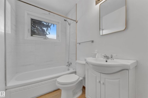 16111 109 Avenue, Edmonton, AB - Indoor Photo Showing Bathroom