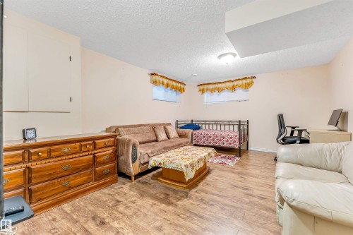 1098 Grantham Dr, Edmonton, AB - Indoor Photo Showing Living Room