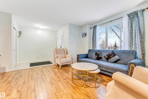 1098 Grantham Dr, Edmonton, AB - Indoor Photo Showing Living Room